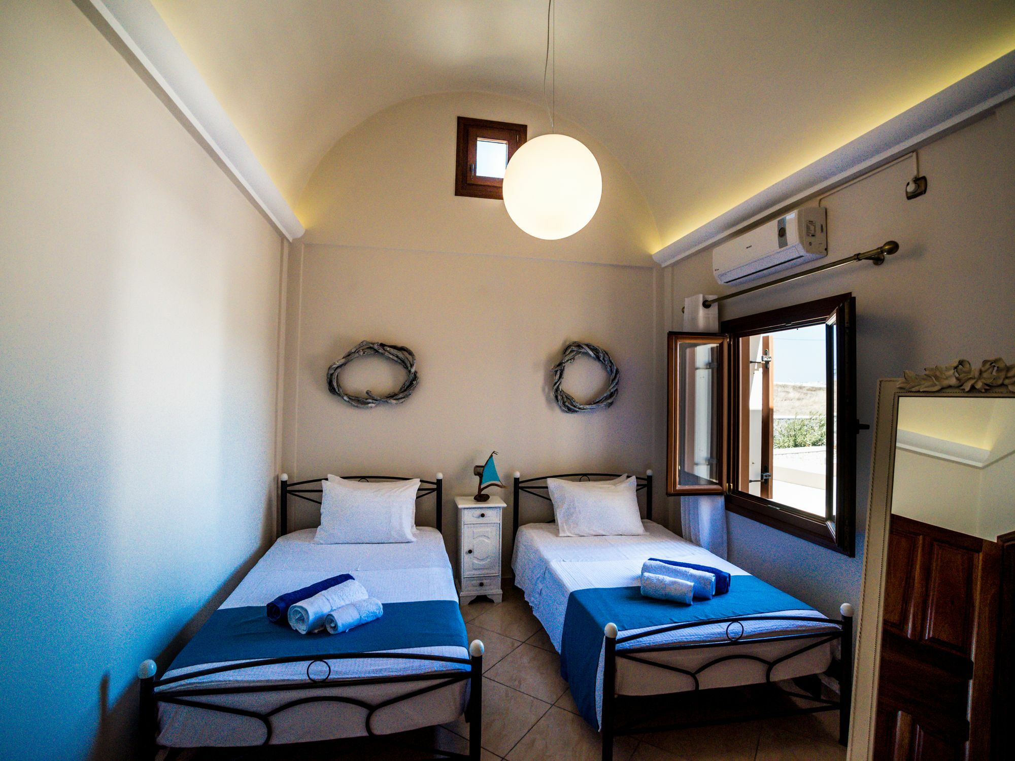 Vineyard Exclusive Suites Akrotírion Екстериор снимка